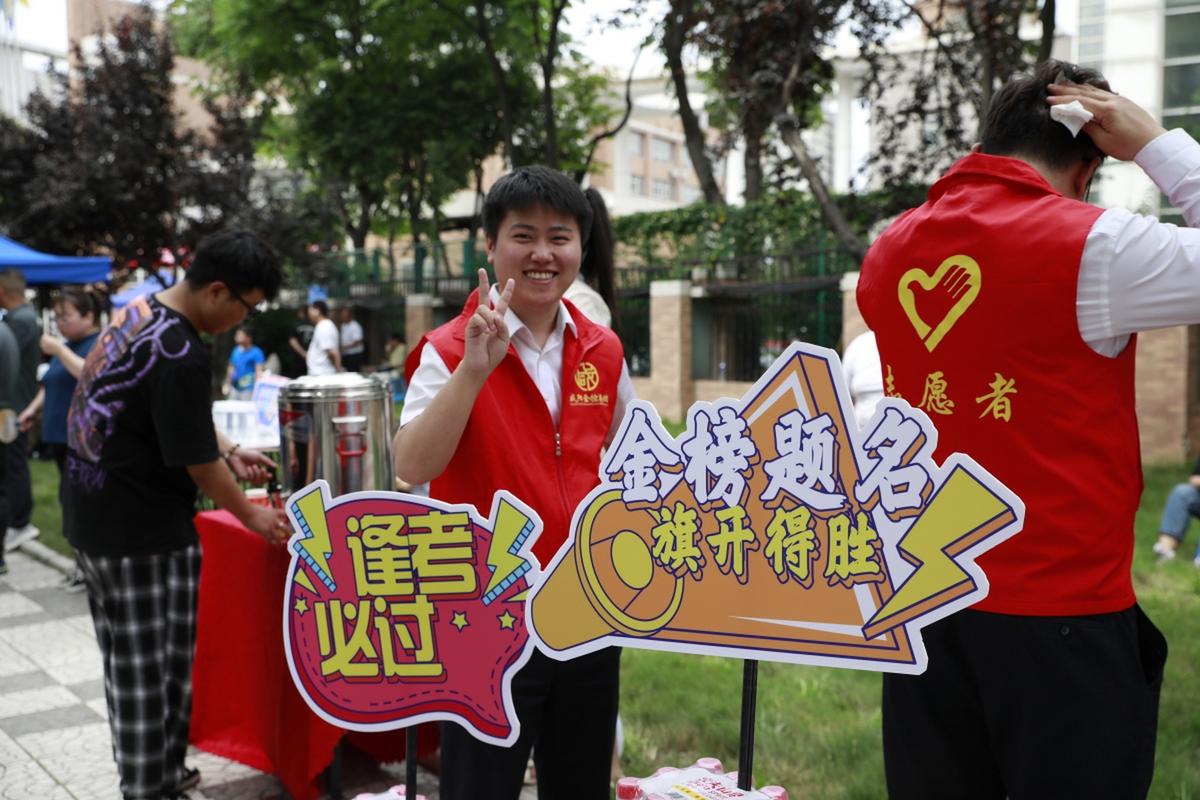 新澳今晚开奖结果查询表34期和考生爸爸穿旗袍送考与考生爸爸穿旗袍送考生礼物
